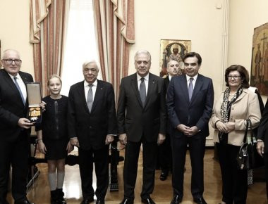 Απονομή του Μεγαλόσταυρου του Τάγματος του Φοίνικος στον Φρ. Τίμερμανς από τον Πρ. Παυλόπουλο